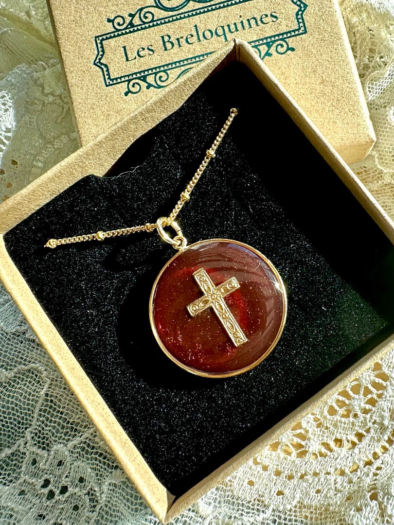 Médaille « L » croix ciselée rouge – Image 3