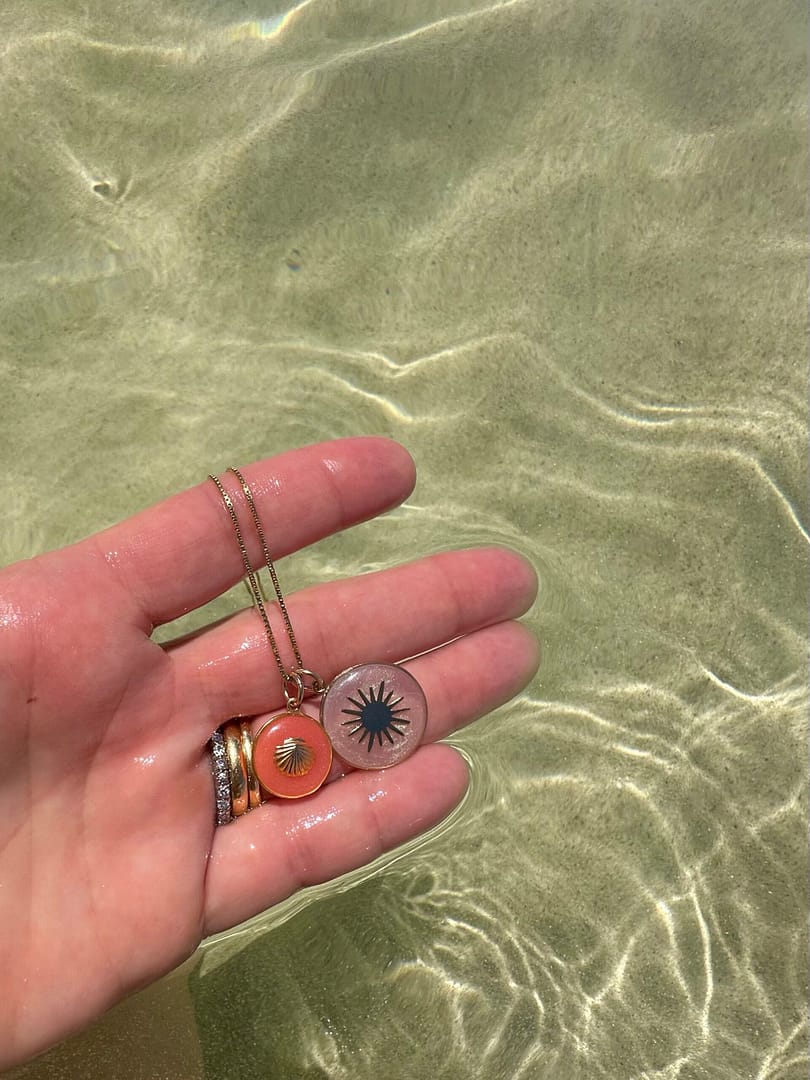 Médaille « M » soleil nacré – Image 2