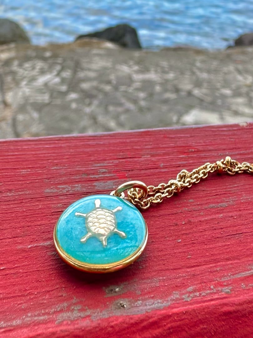 Médaille « S » tortue turquoise – Image 2