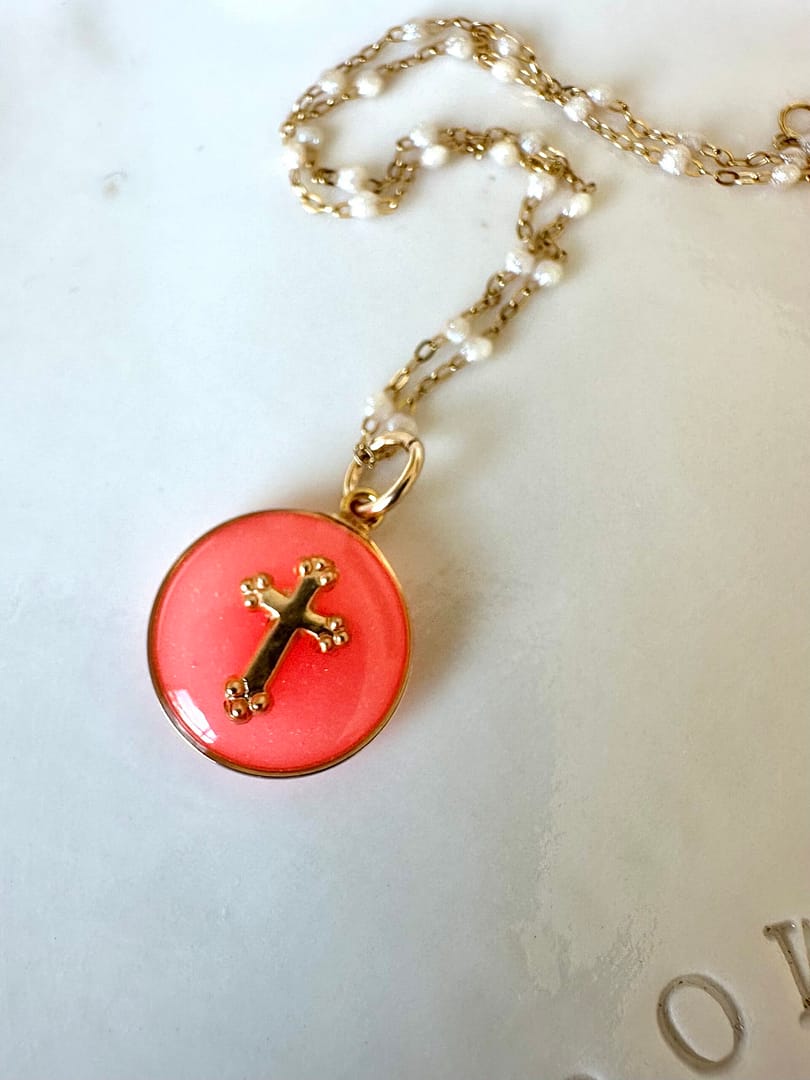 Médaille « S » croix baroque - corail fluo