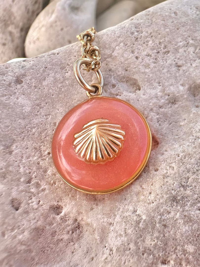 Médaille « S » coquillage corail