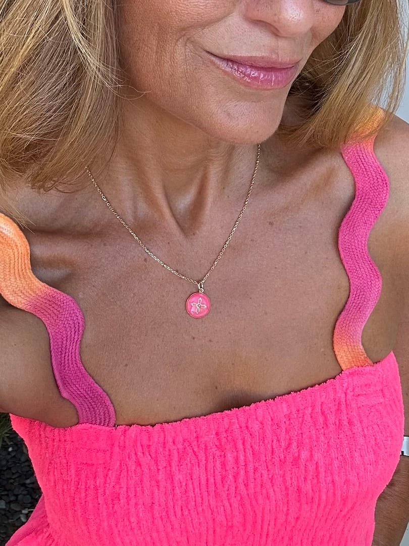 Médaille « S » croix Romane rose fluo – Image 2