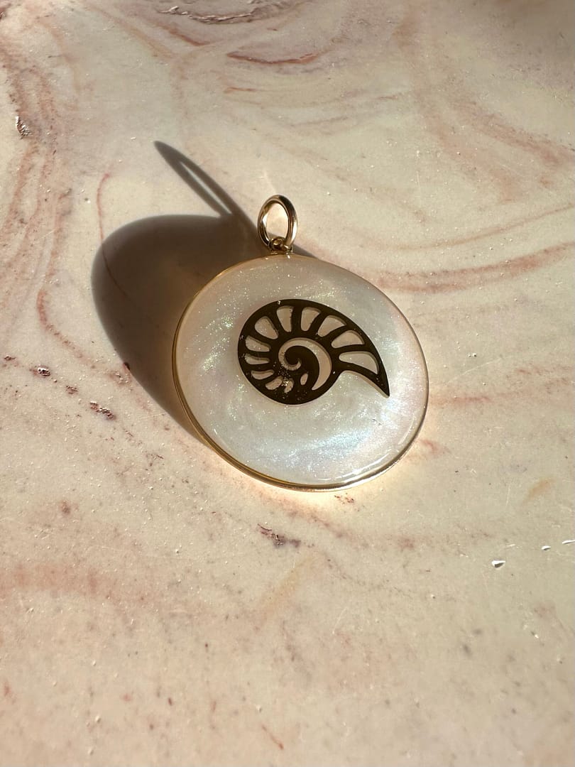 Médaille « L » coquillage spirale nacre – Image 2