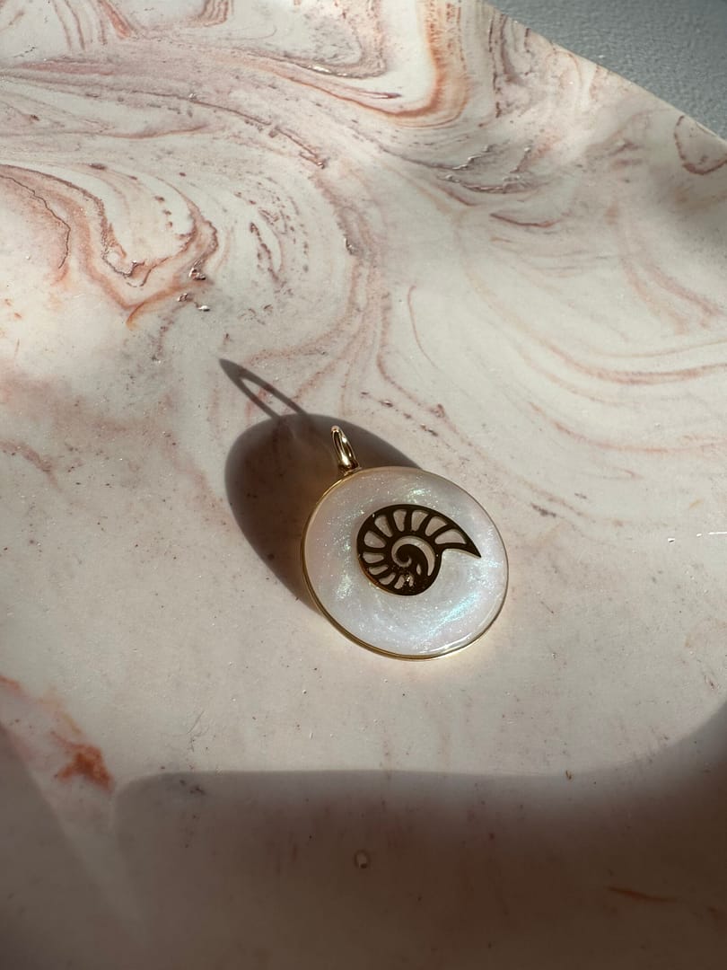 Médaille « L » coquillage spirale nacre – Image 4