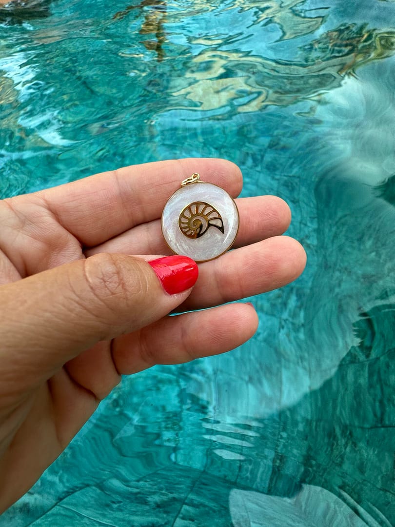 Médaille « L » coquillage spirale nacre – Image 3