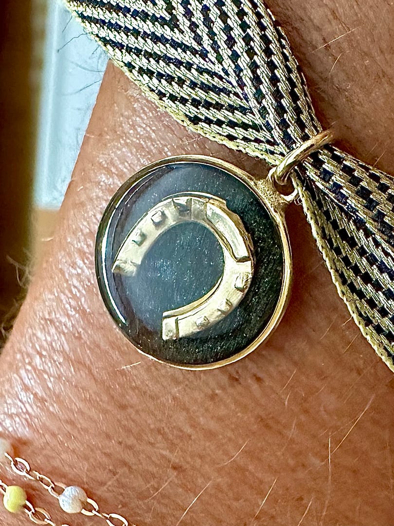 Médaille « S » fer à cheval noire – Image 3