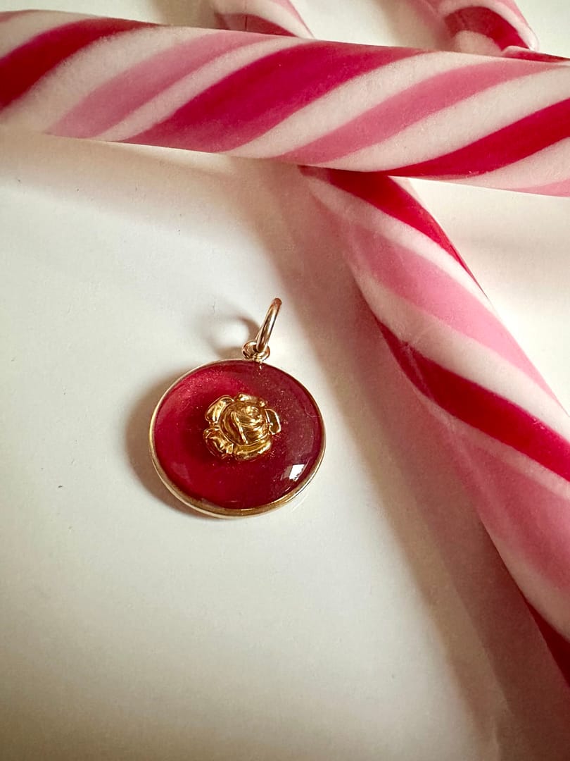 Médaille « S » rose - burgundy – Image 2