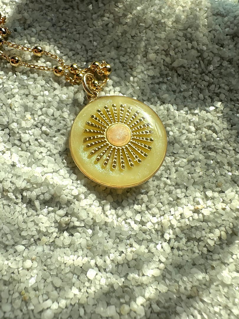 Médaille « M » soleil dôme nacré - jaune