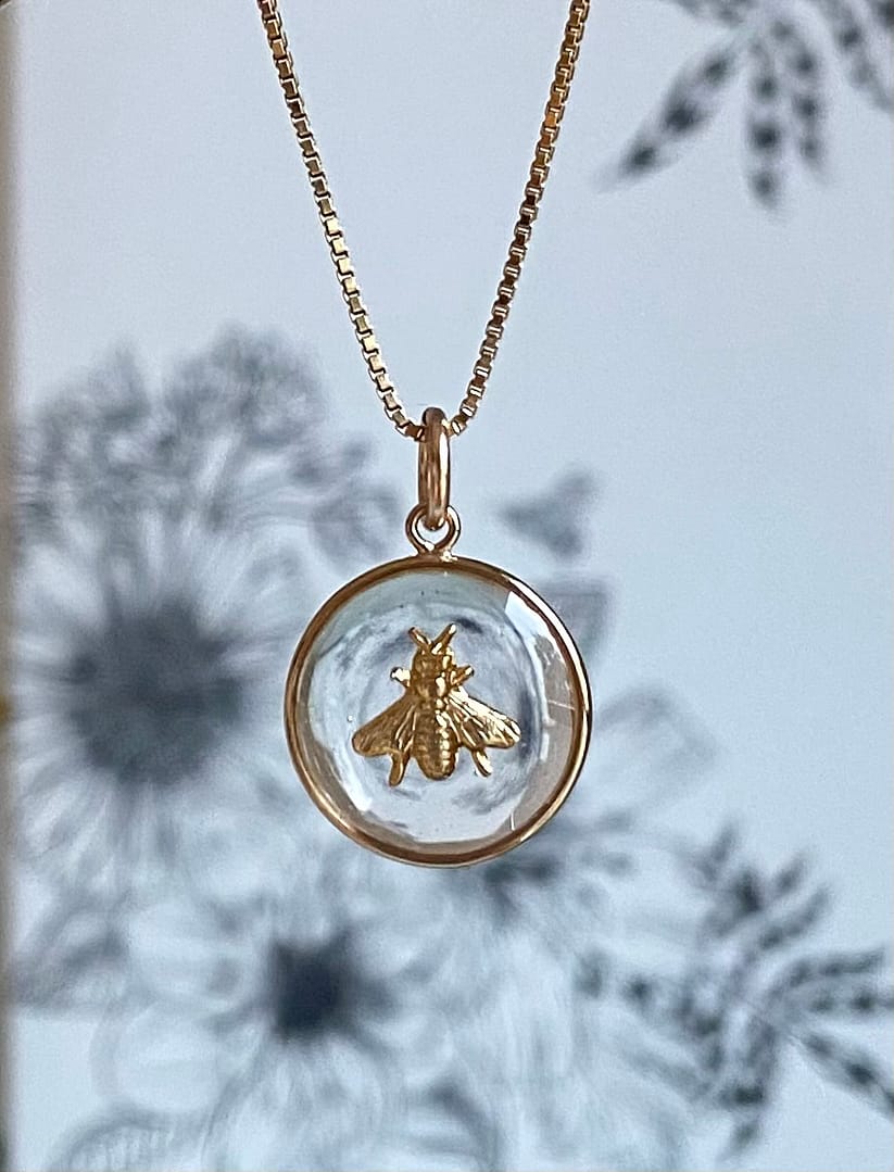 Médaille "S" Abeille - Transparente – Image 2