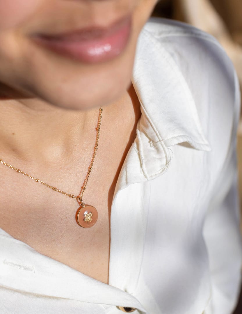 Médaille « S » trèfle abricot – Image 3