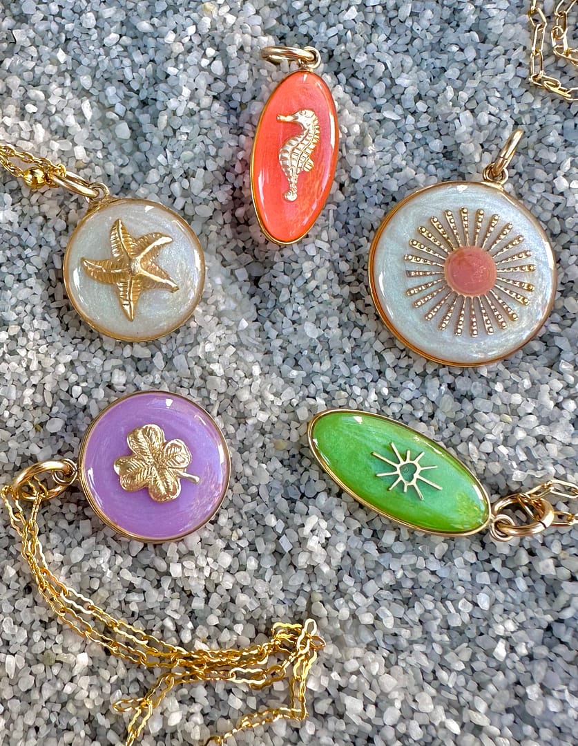 Médaille ovale hippocampe corail