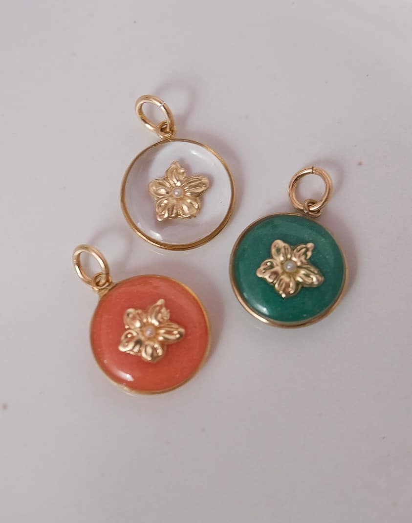 Médaille « S » fleur et micro perle corail – Image 2