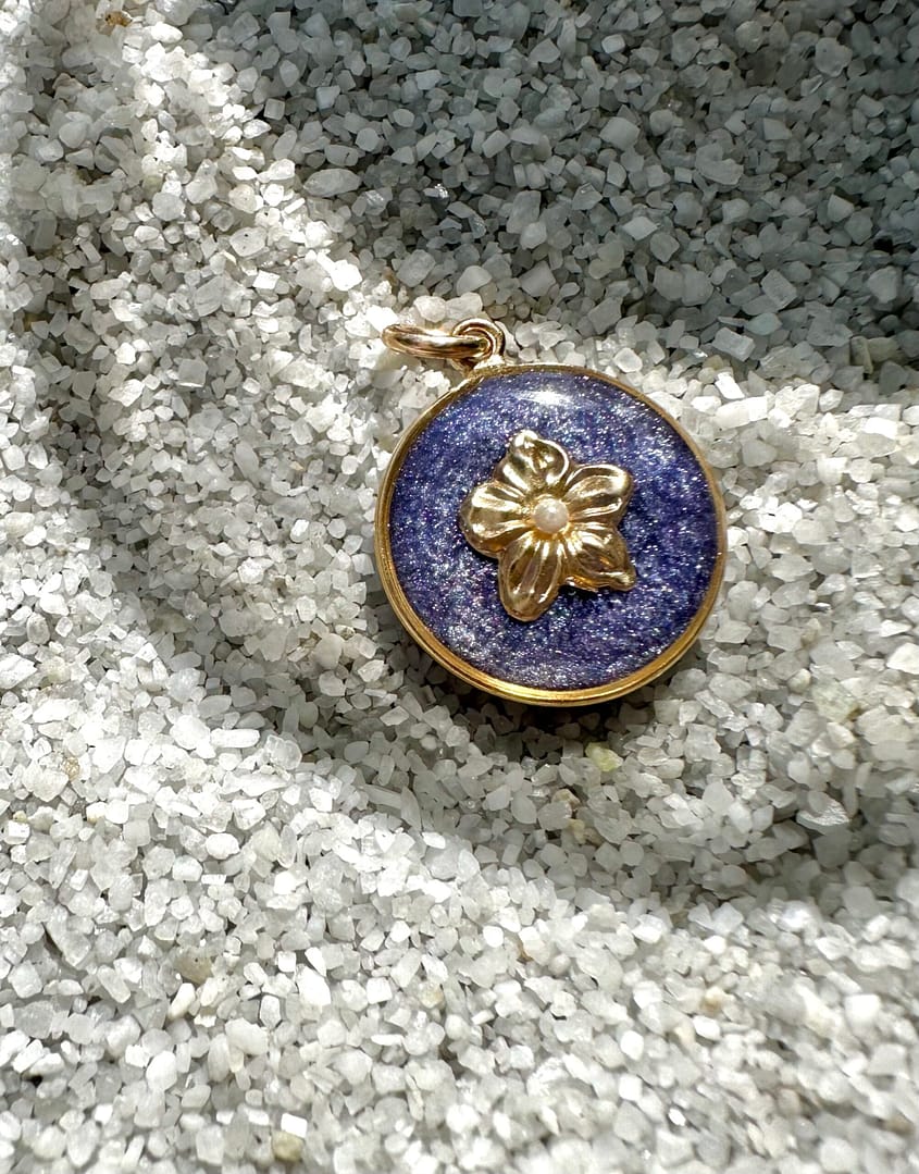 Médaille « S » fleur micro perle mauve cendré – Image 3