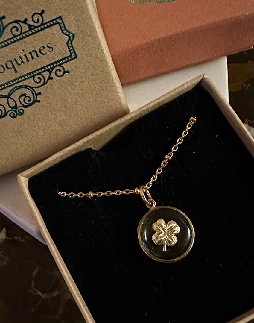 Médaille "S" Trèfle - Transparente – Image 3