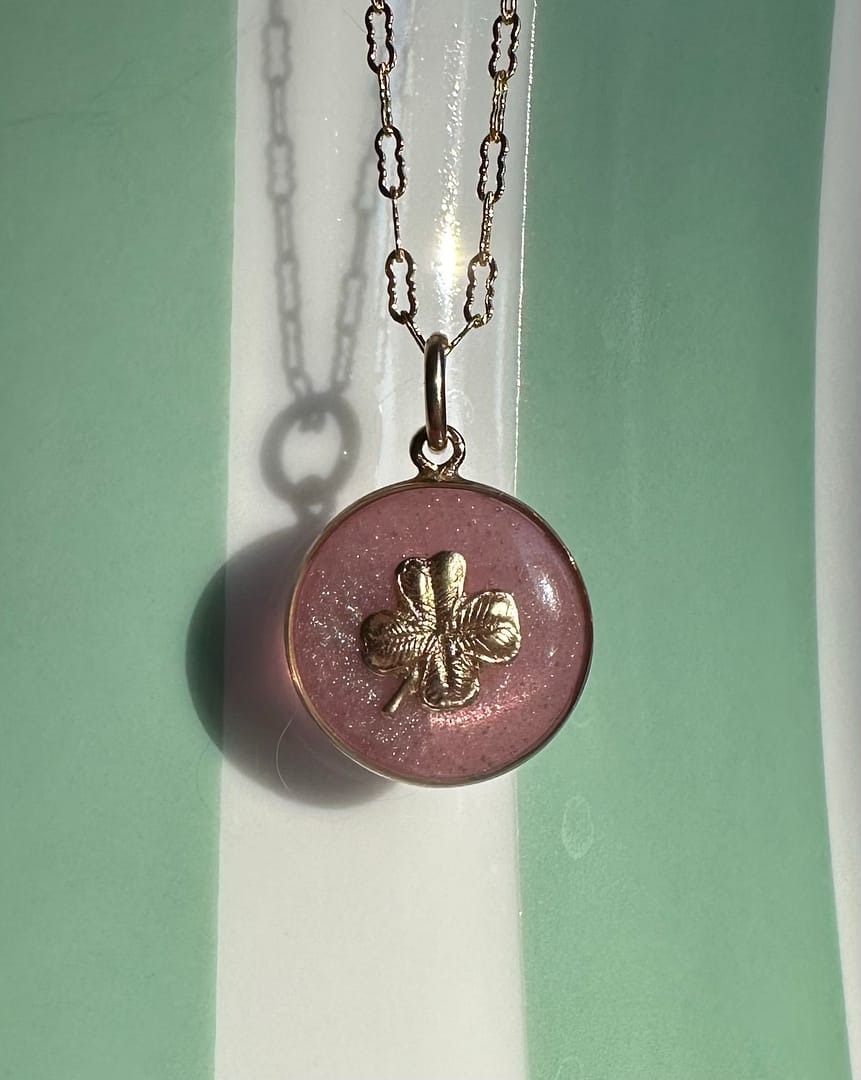 Médaille « S » trèfle rose blush – Image 2