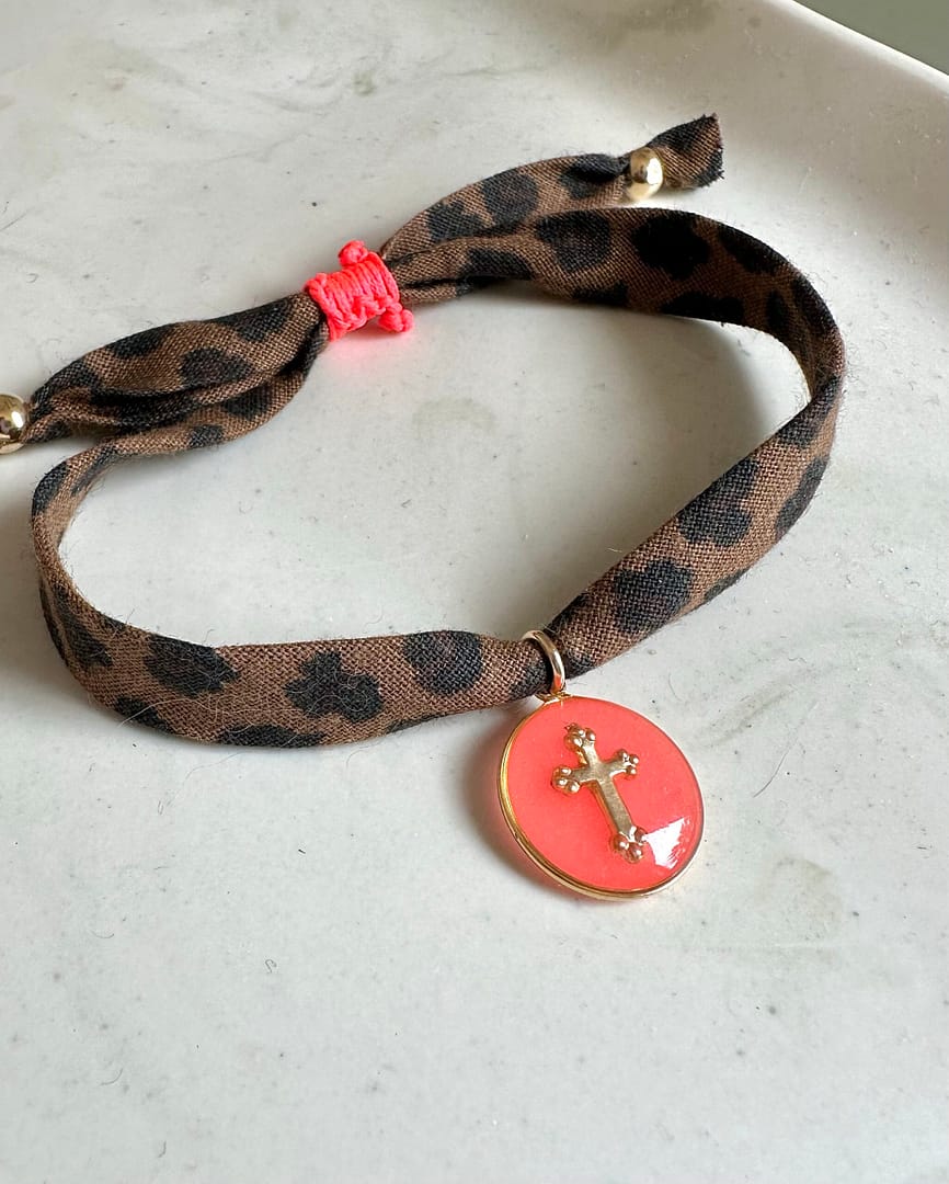 Bracelet léopard et croix corail fluo – Image 2