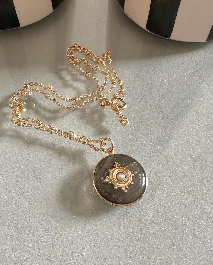 Médaille « M » ethnique perle fine