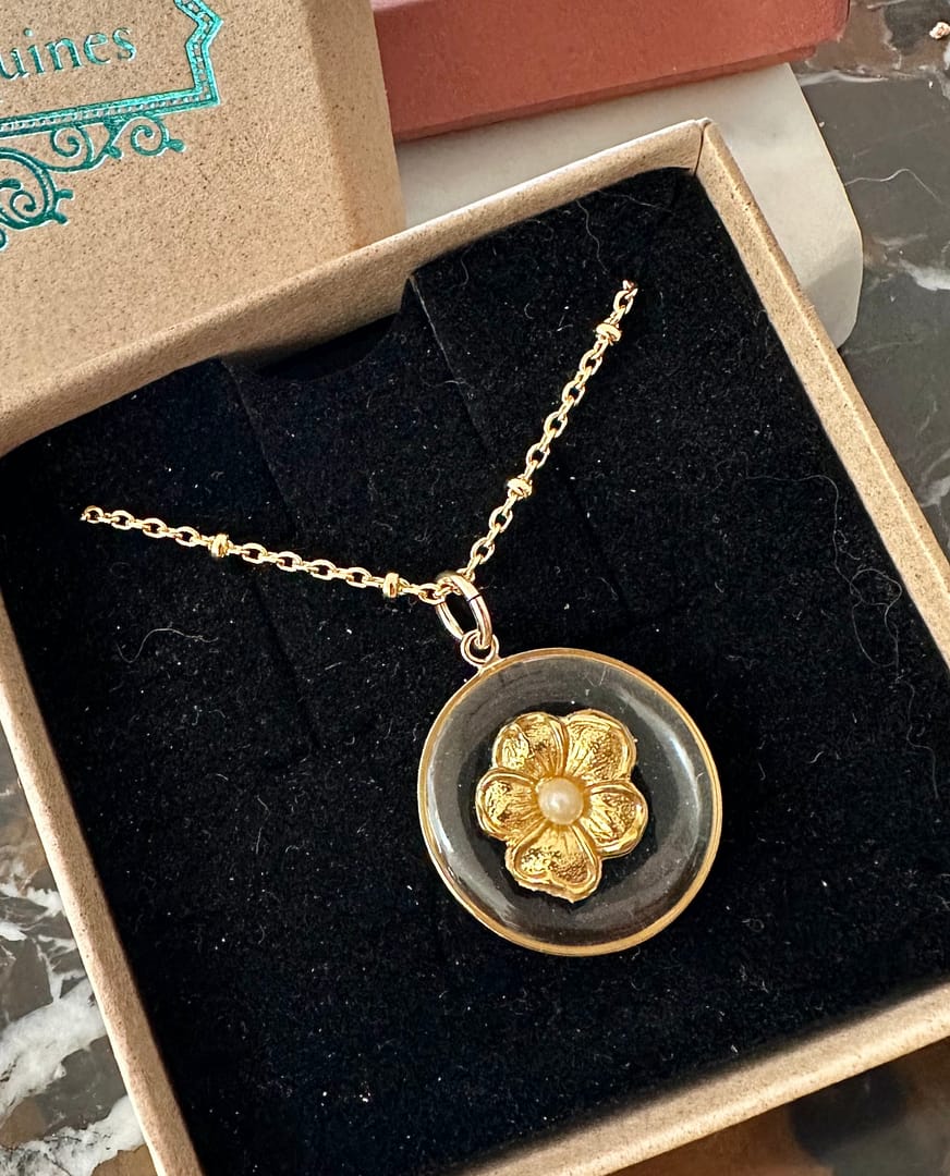 Médaille "M" Fleur sertie d’une Perle Fine - Transparente – Image 2