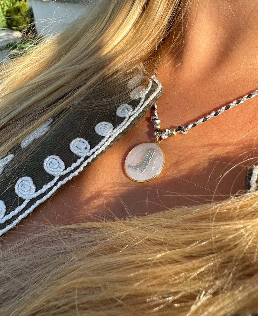 Médaille « M » Santiag nacrée sur cordon