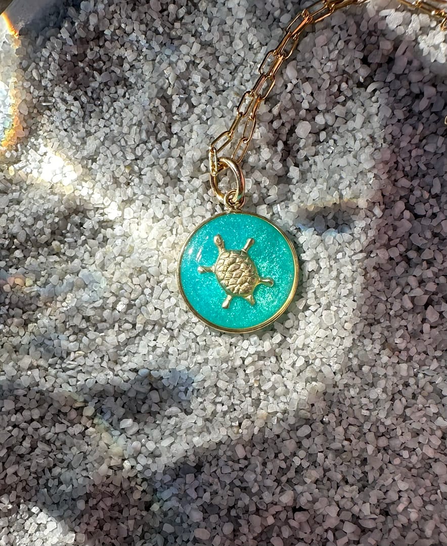 Médaille « S » tortue turquoise – Image 4