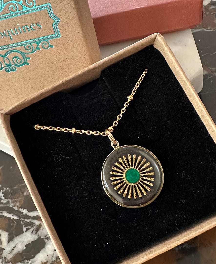 Médaille "M" Soleil Coloré - Transparente et Verte – Image 2