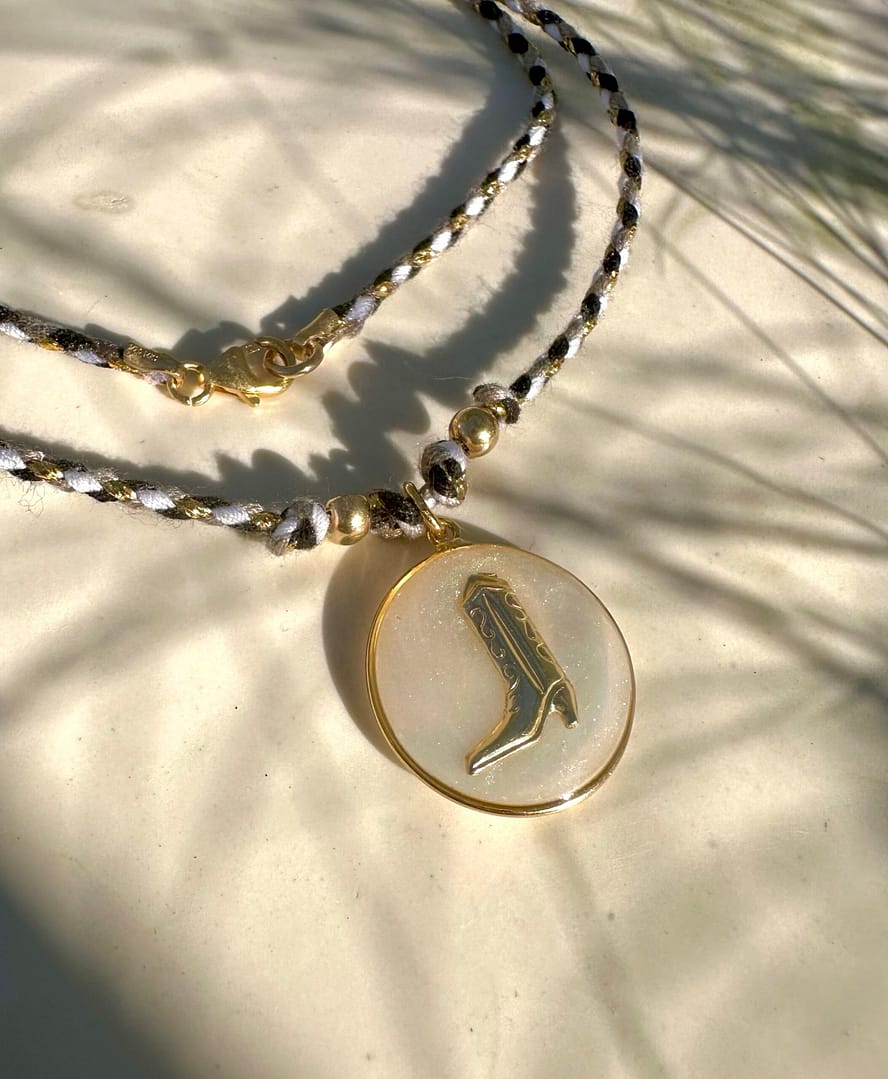 Médaille « M » Santiag nacrée sur cordon – Image 3