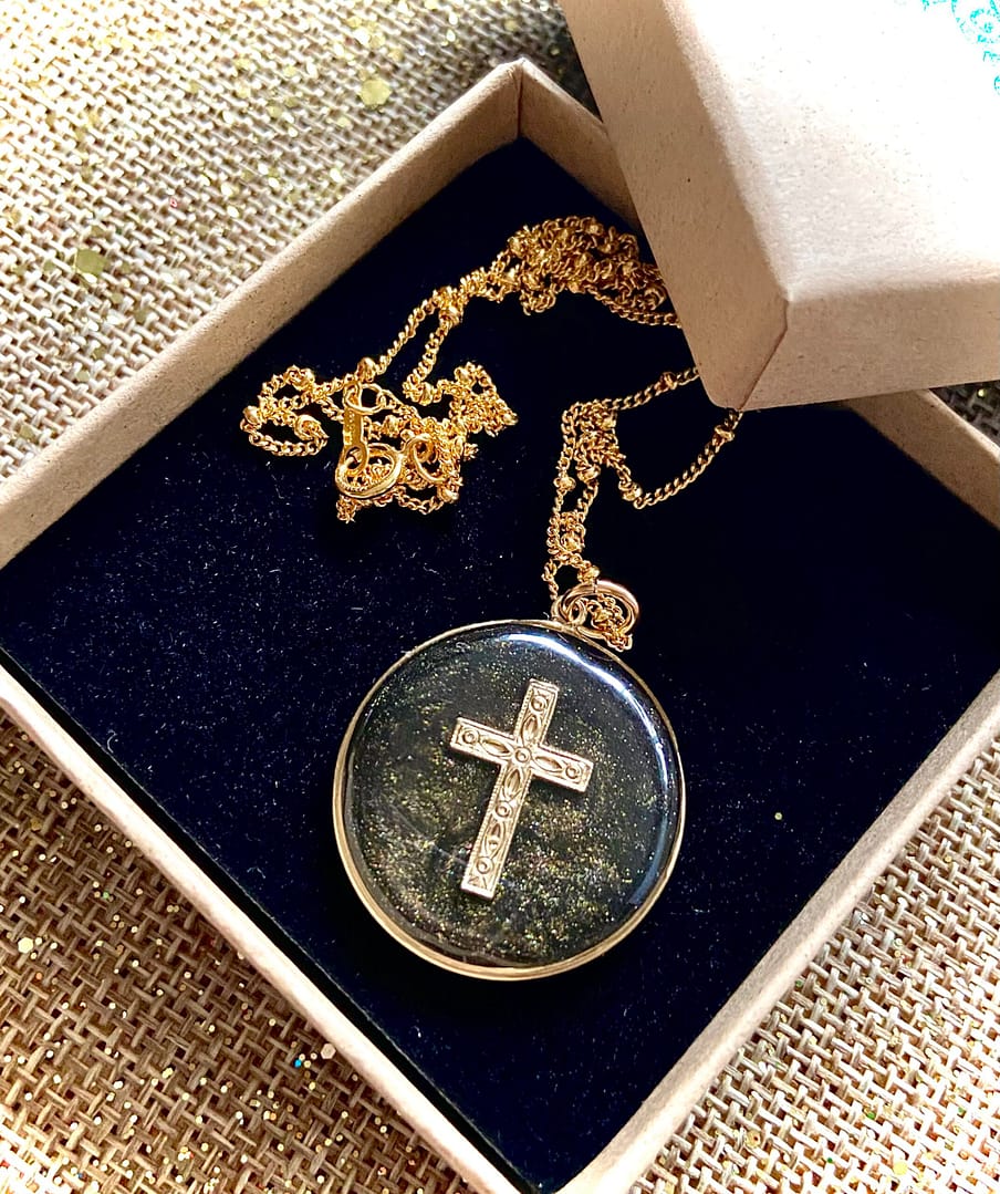 Médaille "L" Croix ciselée -Noire