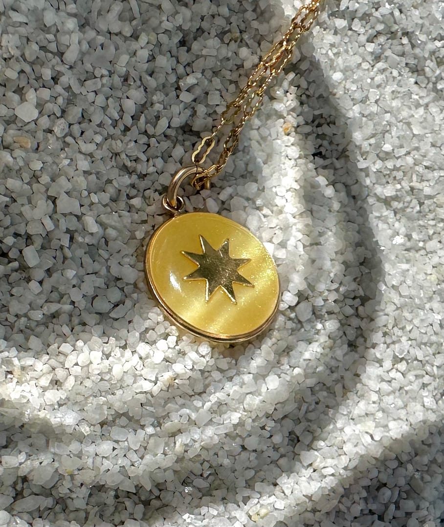 Médaille « S » soleil jaune