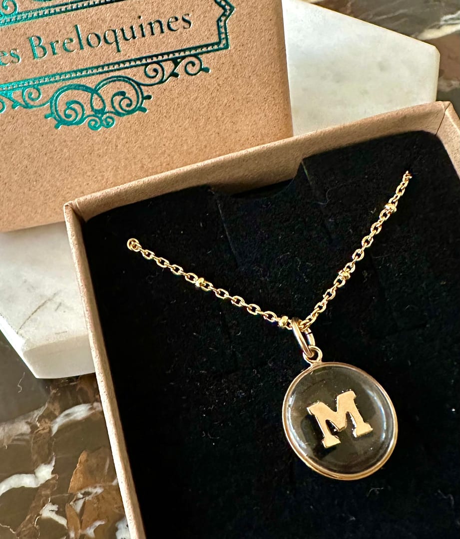 Médaille "S" Lettre M majuscule - Transparente – Image 2