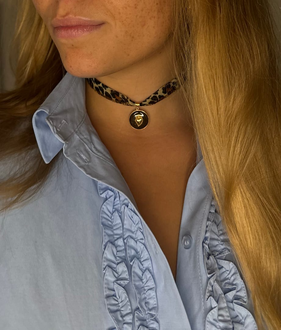 Médaille « M » soleil perlé rouge sur ruban – Image 3