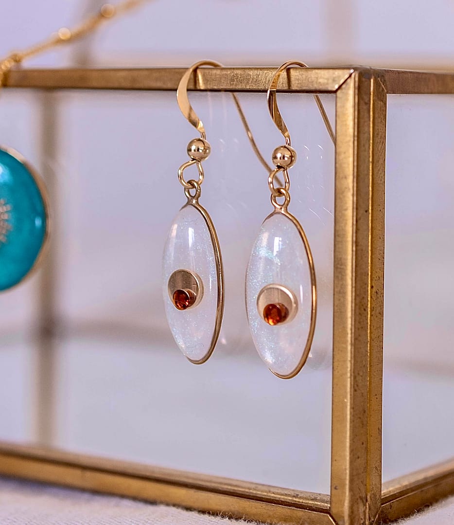 Boucle d’oreilles Ovales serties d’un Grenat - Nacre – Image 2