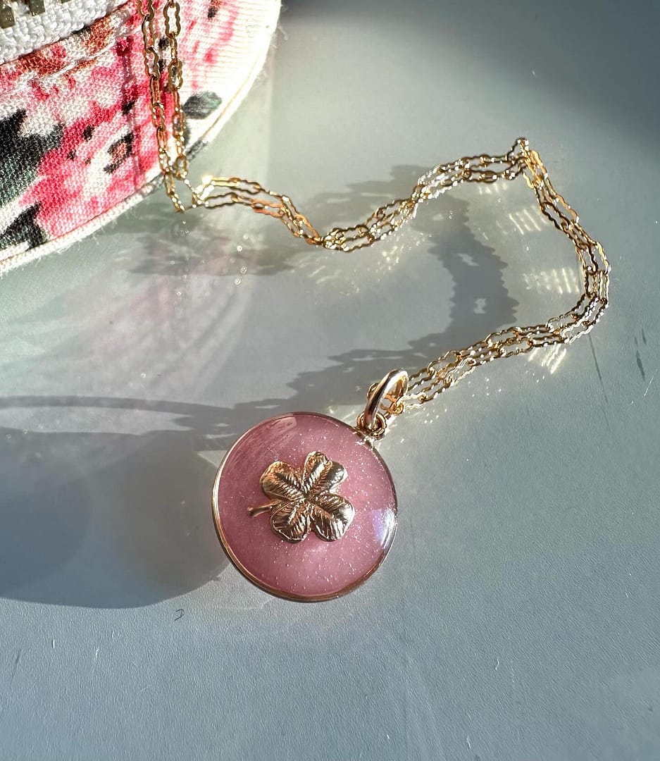 Médaille « S » trèfle rose blush