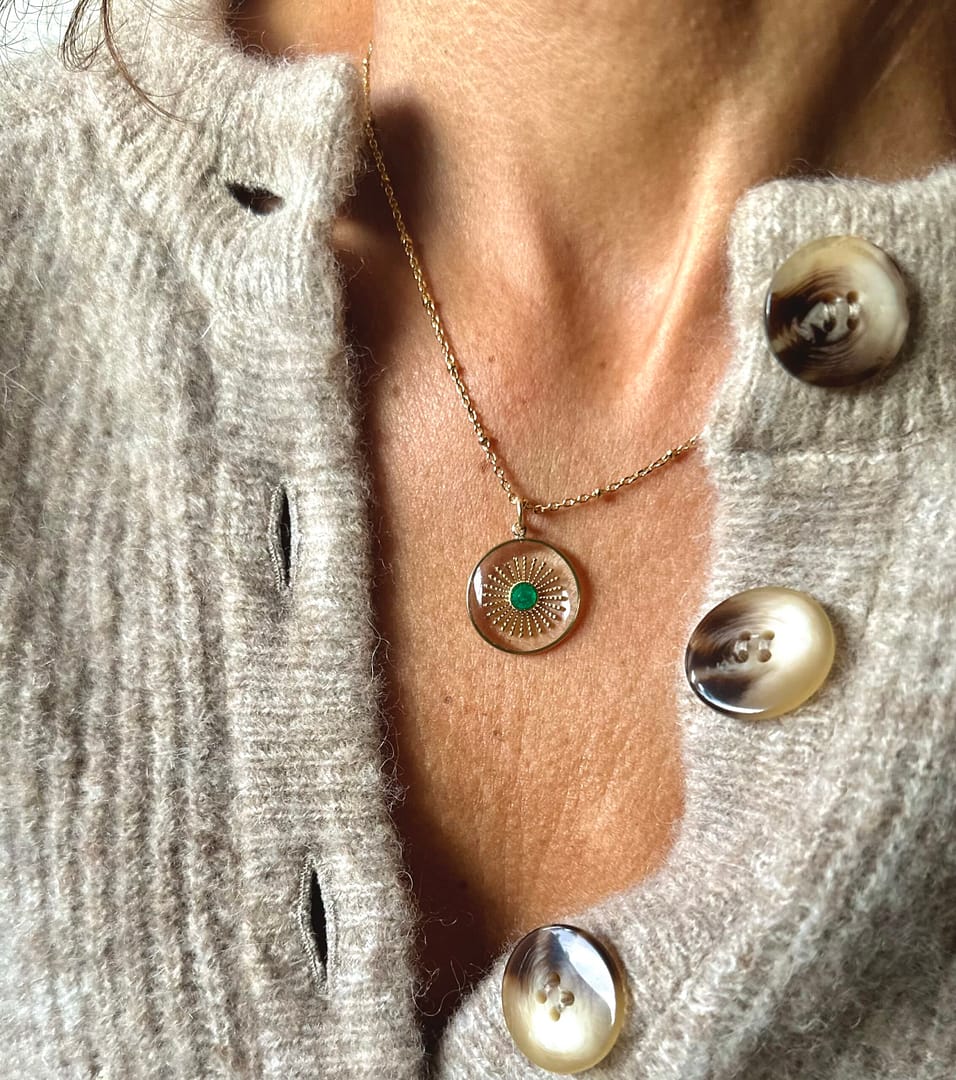 Médaille "M" Soleil Coloré - Transparente et Verte – Image 3